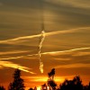 Lidmašīnas sliedes ēna (Contrail shadow) saulrietā