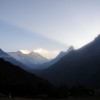 Saullēkts - altocumulus lenticularis mākonis aiz Everesta un Lodzes (8516 m) un Makalu ēna