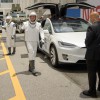 Astronauti dodas uz starta vietu Tesla automašīnā