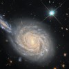 Galaktika NGC 105; autortiesības: ESA/Hubble & NASA, D. Jones, A. Riess et al.