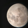 Mēness caur teleskopa okulāru