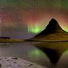 Meteori un ziemeļblāzma virs Islandes