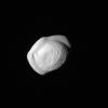 Ap Saturnu riņķo milzu pelmenis