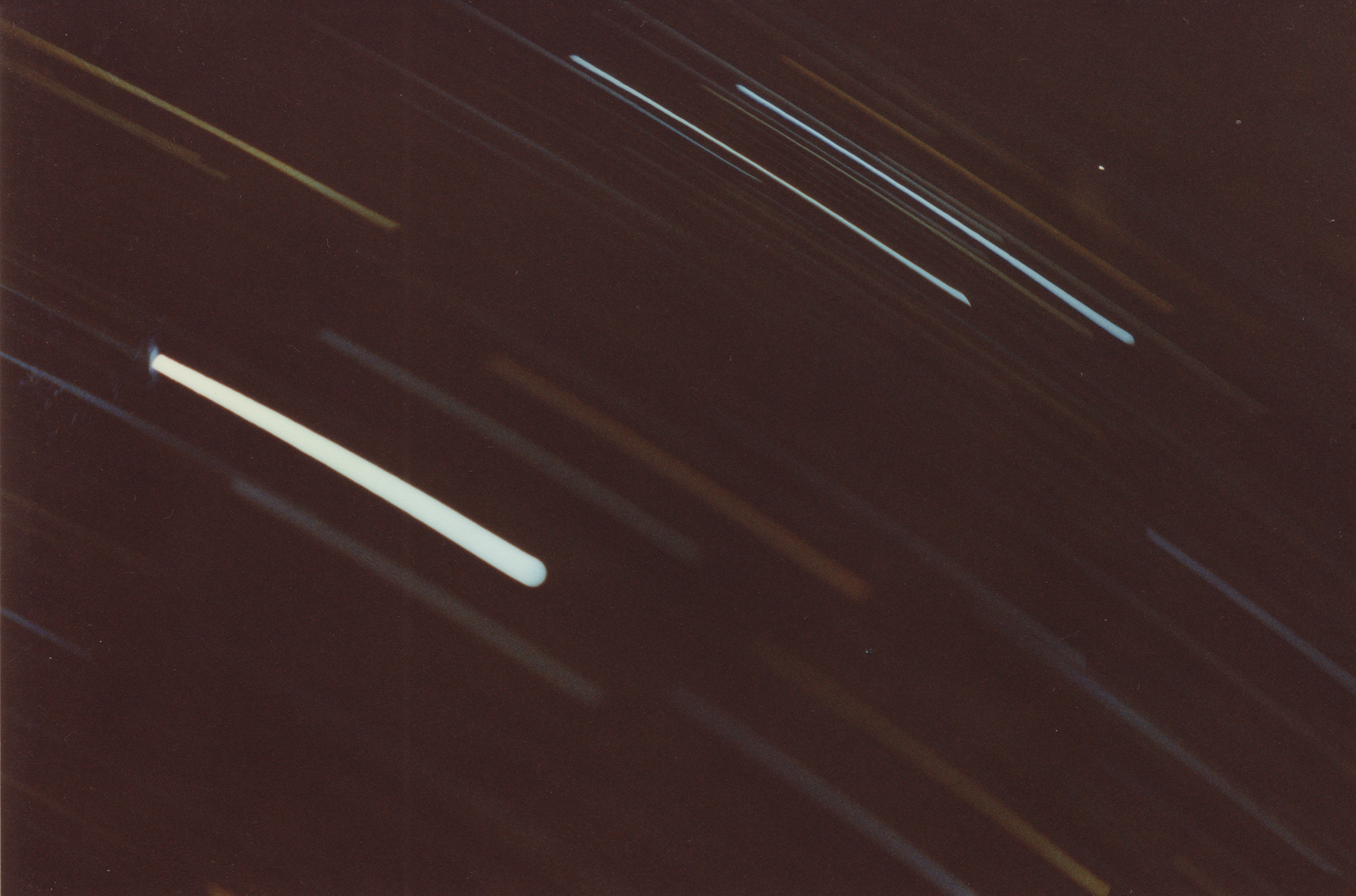 Pirmais_astrofoto_1997-1998_treki_apm_30min_6_zvaigznlielums.jpg