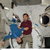 Abi japāņi satiekas kosmiskajā stacijā.