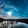 Mēness Halo ar zvaigznēm virs Niniera ezera