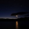 Mēness virs kalnu ezera Jaunzēlandē