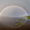 Pilna loka dubultā varavīksne virs Juglas ezera