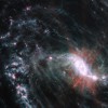 Spirālveida galaktika NGC 1365; autortiesības: NASA, ESA, CSA, and J. Lee (NOIRLab), A. Pagan (STScI