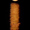 Mēness un atspulgs (Mēness disks attēlā pārvietots zemāk)