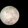 Mēness, fotografēts ar telefonu caur teleskopu
