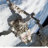 Riks Linnehans uz Canadarm2 mobilās platformas pirmajā STS-123 izgājienā kosmosā.