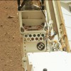 Ar sarkano apvilktas mikroshēmas ar vārdiem uz Curiosity