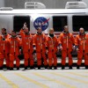 Ar Discovery uz SKS dosies 7 astronautu komanda - Gregs Šamitovs, Akihiko Hošide, Maiks Fossums, Ron