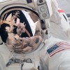Attēlā redzams Maiks Fossums, kas piedalījās misijas pirmajā izgājienā kosmosā. Viņa ķiveres aizsarg
